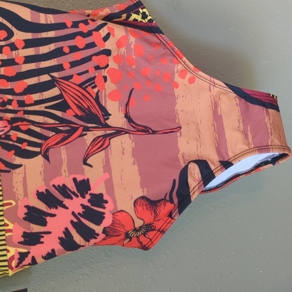 Averie Narelle Retro One-Piece Swimsuit in Rouge Floral & Stripe Recycled XS - Picture 8 of 12